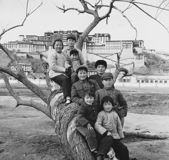 原创 60年代中国老照片:火红的时代,人们激情四射,图9女孩穿衣暴露