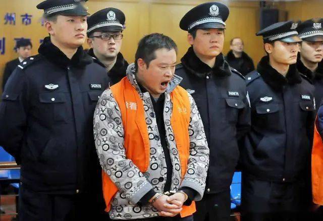 云南一男子因杀害两名疫情防控人员,今上午被执行死刑!