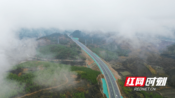 雨后的湖南省永州市新田县枧头镇星塘村s345二广高速公路互通连接线