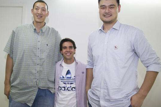 当肌肉男遇到nba球星:卡卡在姚明面前成小矮人 强森强颜