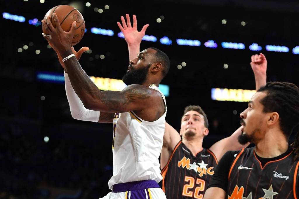 NBA-湖人胜魔术 詹姆斯追身上篮