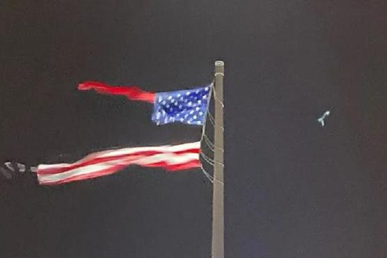 美国国旗被雷劈四分五裂 特朗普改口不必派军队平乱
