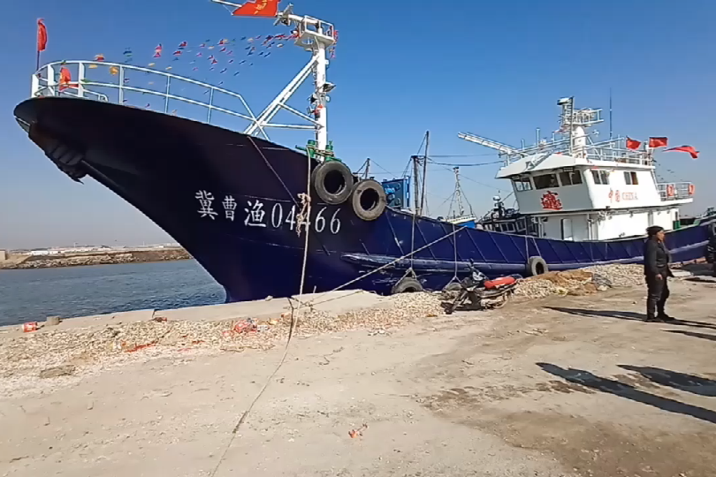 休渔期的西河码头停满了渔船,这条33米的铁壳船能值多少钱?