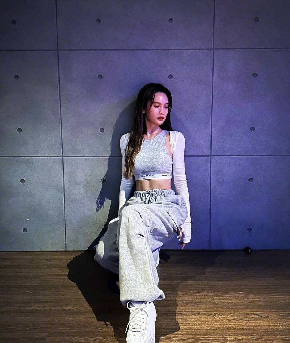 杨丞琳分享全素颜运动随拍 秀纤细腰身马甲线吸睛