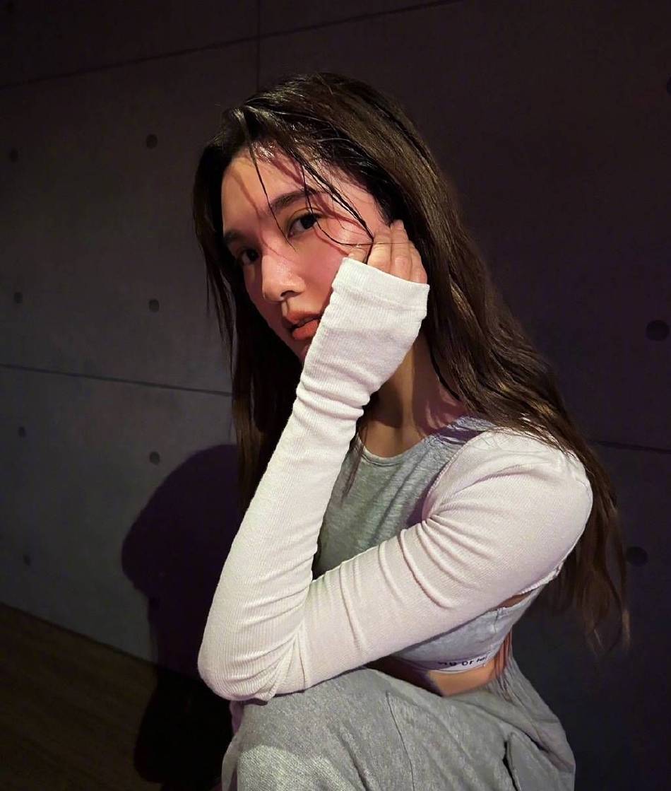 杨丞琳分享全素颜运动随拍 秀纤细腰身马甲线吸睛-沐风文化