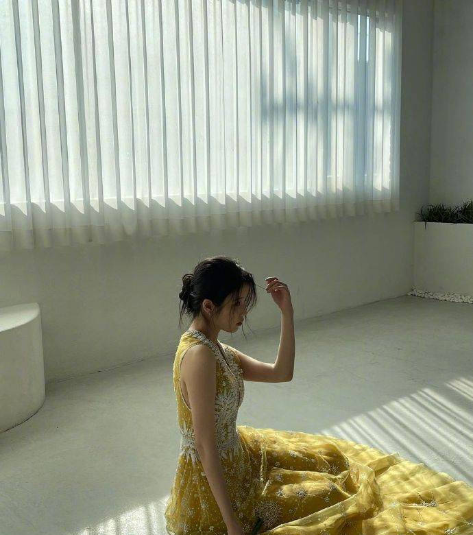 IU晒照庆祝出道15周年 穿深V黄裙温柔大方魅力十足