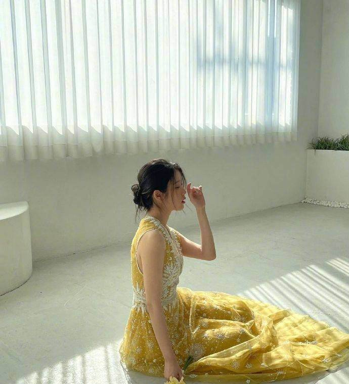 IU晒照庆祝出道15周年 穿深V黄裙温柔大方魅力十足