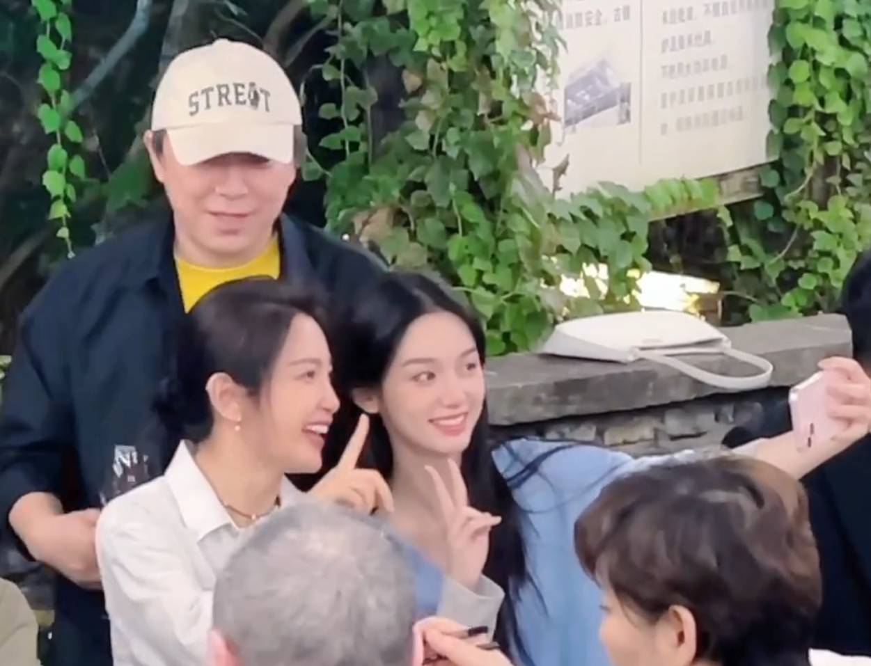 李冰冰周也同框合影 美女贴贴自拍画面太养眼