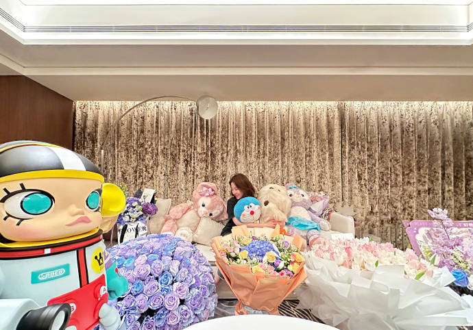 刘亦菲晒36岁生日庆祝照 手捧精致玩偶公主范满满