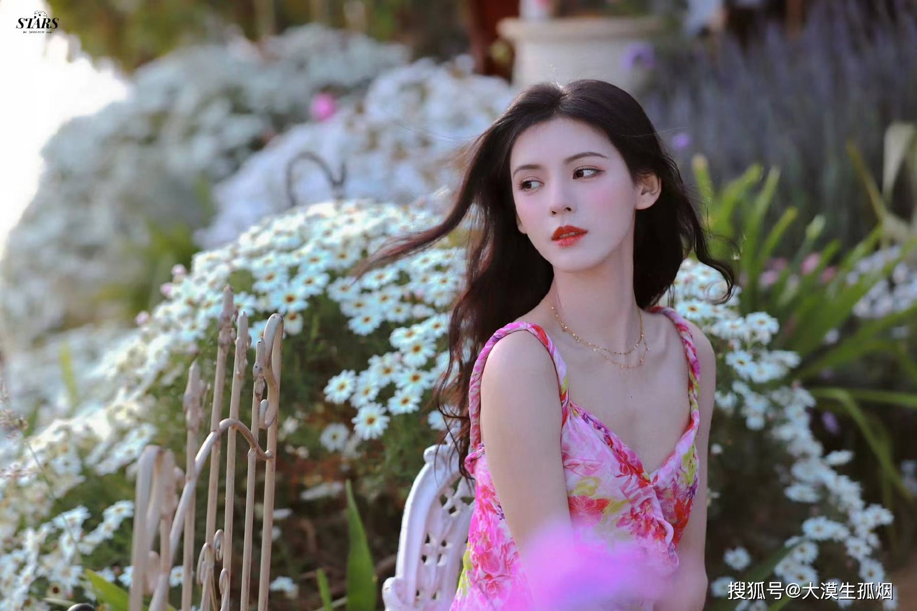 张予曦，宛如春风拂面的粉红樱花，优雅而美丽