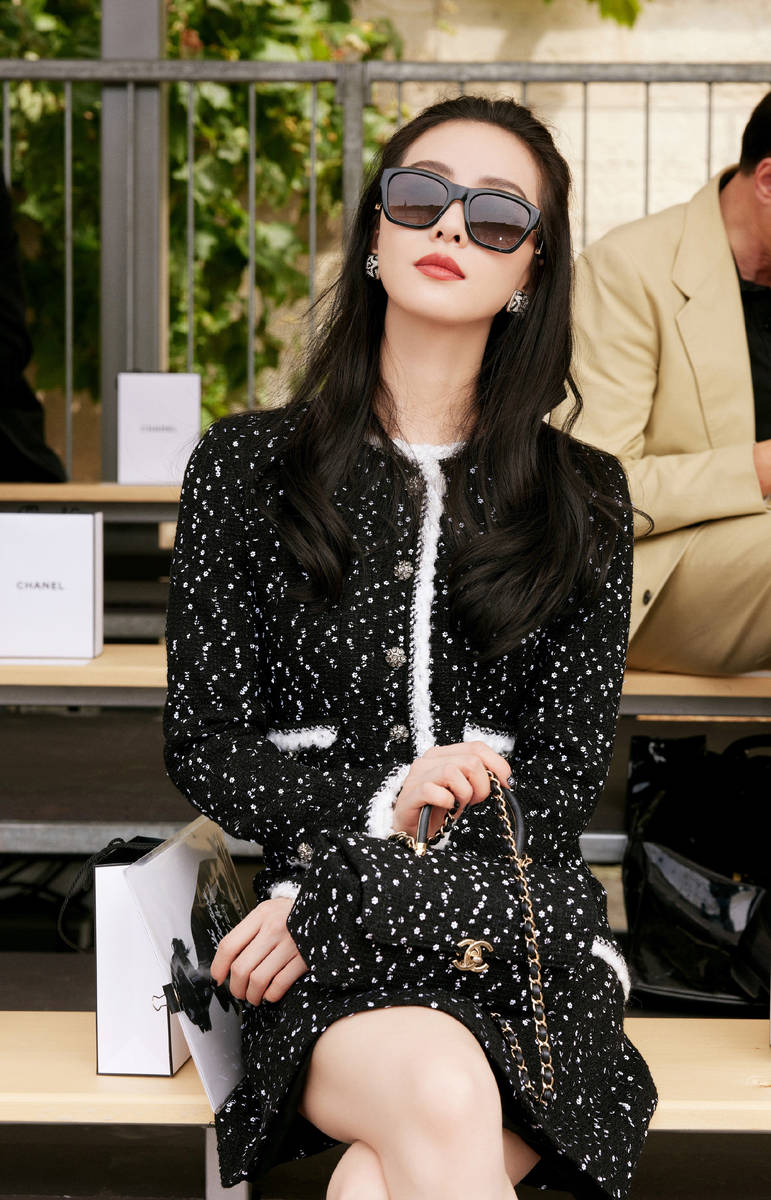 刘诗诗黑色亮片裙展现法式柔情 优雅自信红唇吸睛-沐风文化