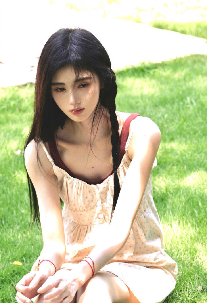 鞠婧祎晒夏日户外随拍 阳光下自由漫步画风浪漫