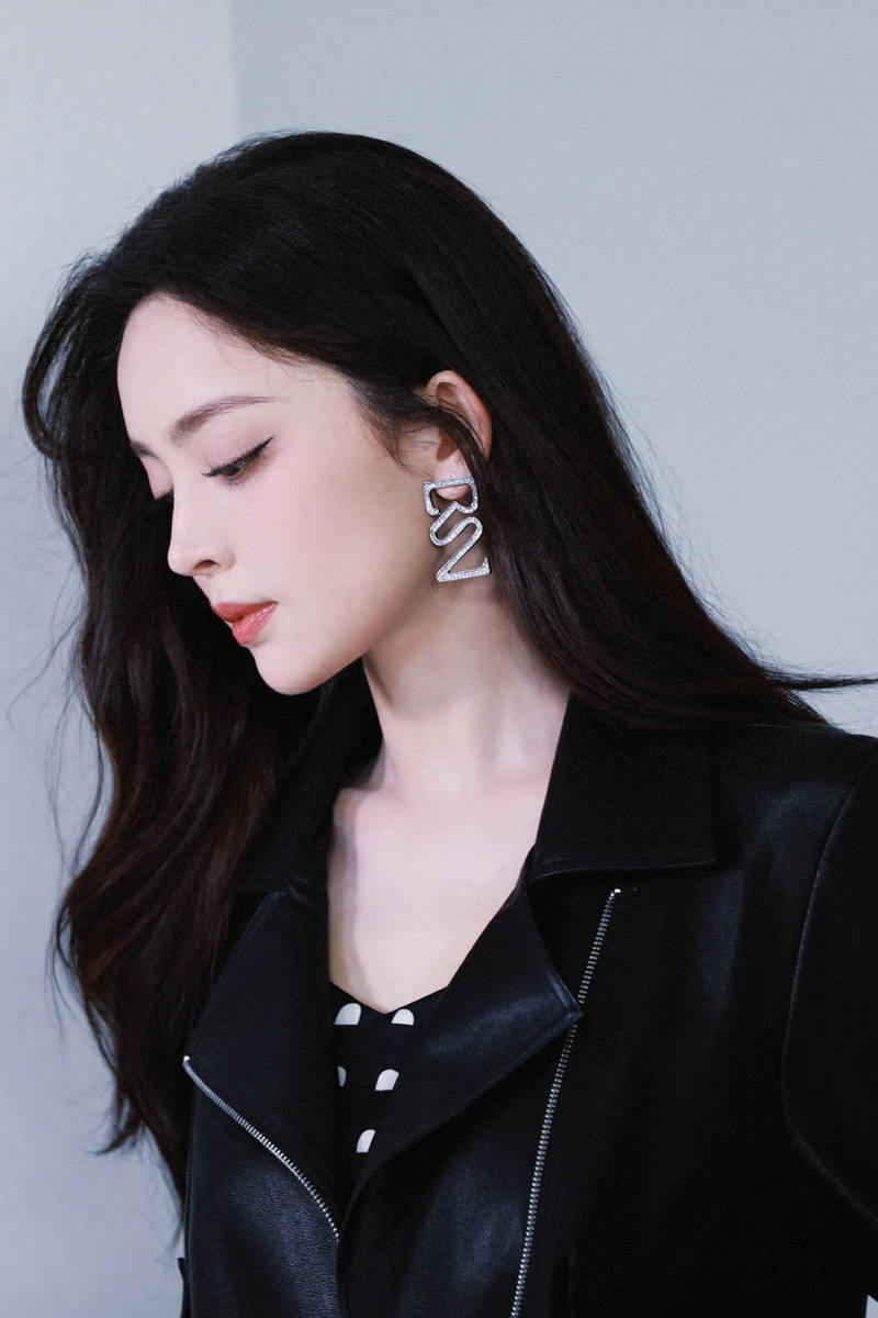 娜扎皮衣造型酷飒有范 粉色眼妆明媚如花