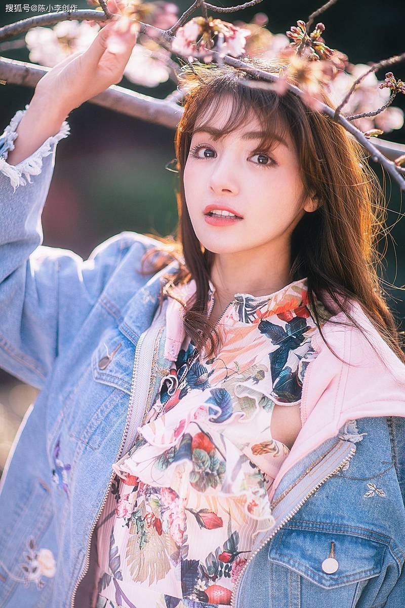 异域风情美女麦迪娜写真，喜欢她阳光甜美的气质。-沐风文化