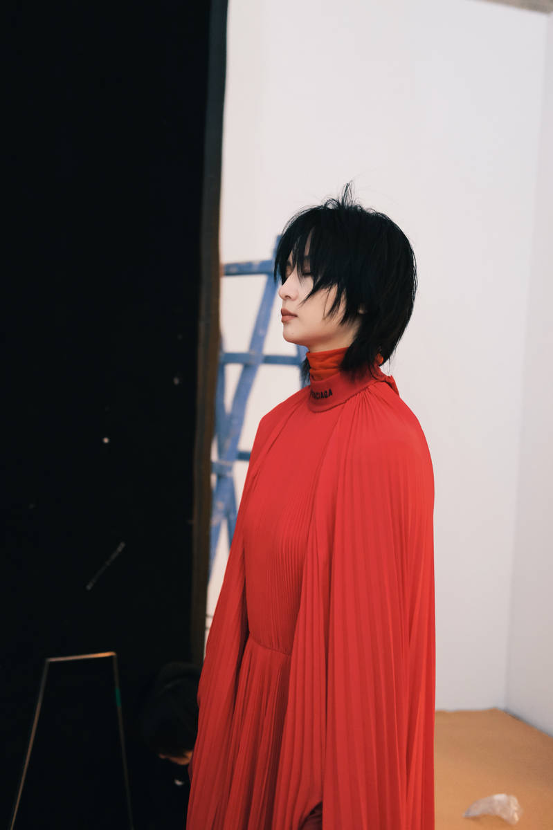 周笔畅晒写真照高级感满满 风格独特表现力超强