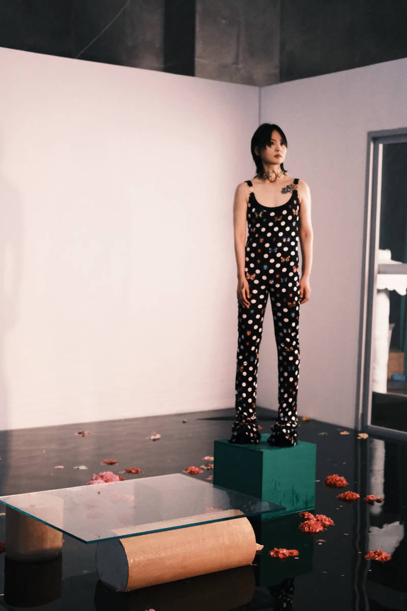 周笔畅晒写真照高级感满满 风格独特表现力超强