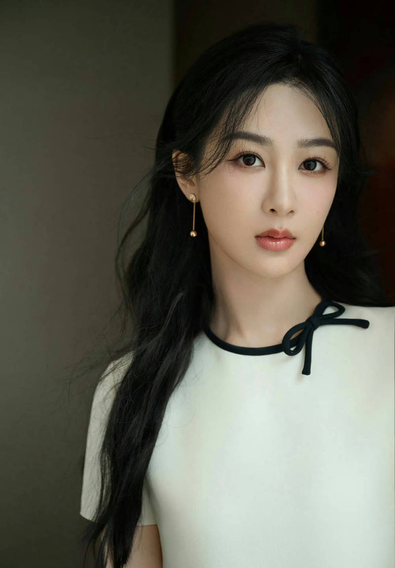 杨紫温柔淑女风造型宛如公主 眼神灵动元气满满