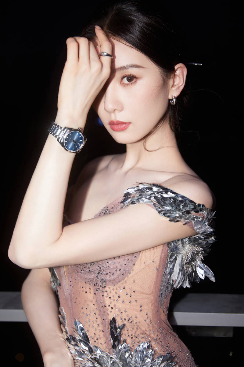 刘诗诗穿星光鎏金裙熠熠生辉 气质非凡优雅闪耀