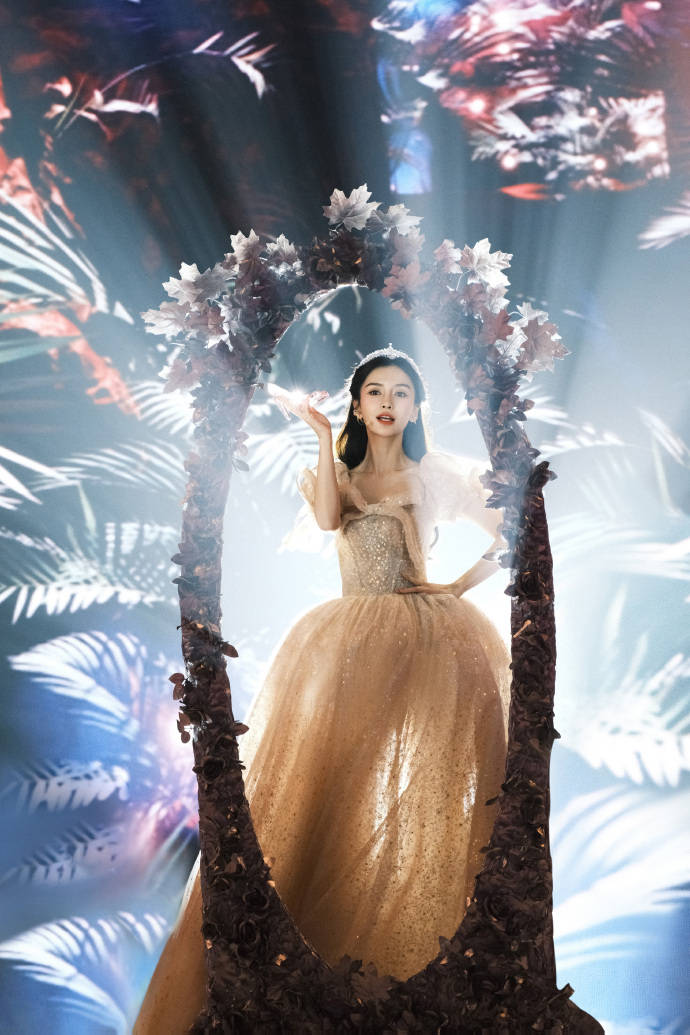 甜美公主上线！杨颖宫廷风穿搭华丽优雅太让人心动