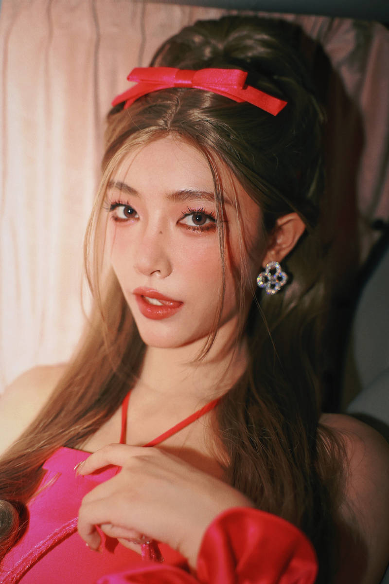 粉红人间芭比！许佳琪上海时装周后台照公开