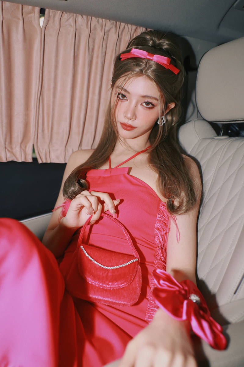 粉红人间芭比！许佳琪上海时装周后台照公开