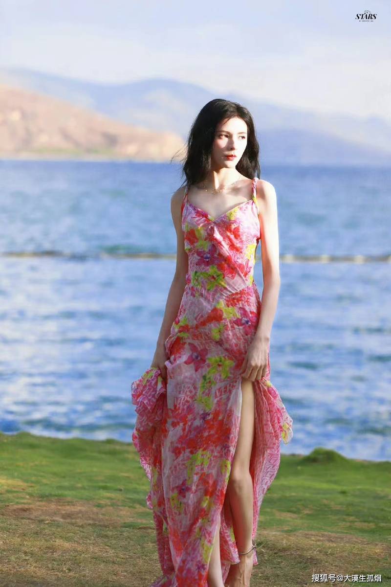 张予曦，宛如春风拂面的粉红樱花，优雅而美丽