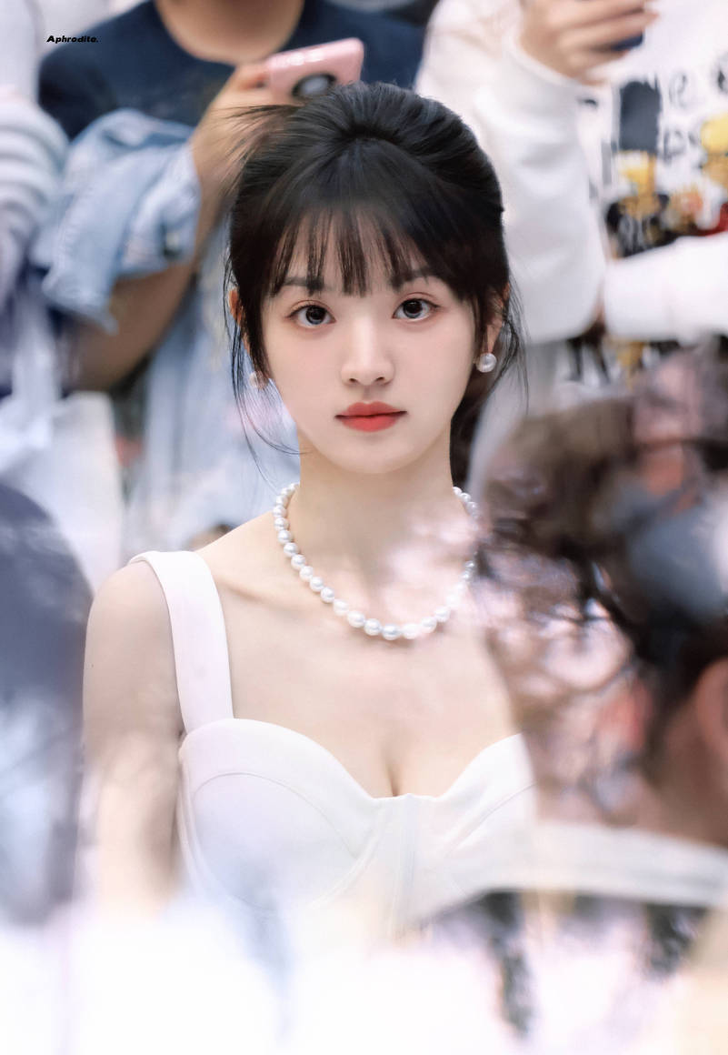 田曦薇白色吊带裙似珍珠少女 对镜wink甜美可爱