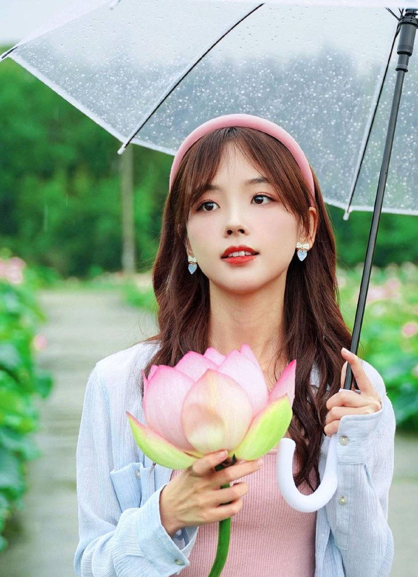 王冰冰晒夏日采莲写真照 戴粉色发箍撑伞漫步好美