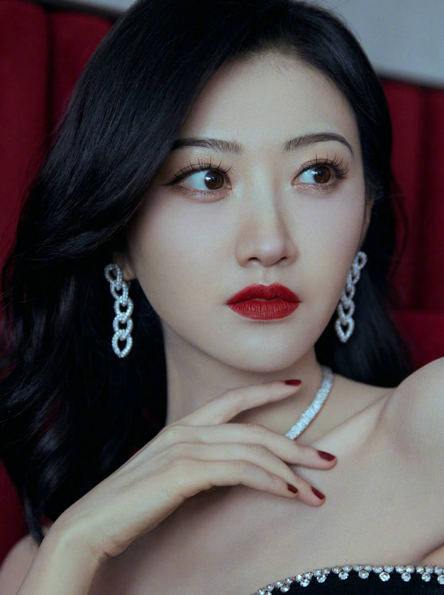 景甜穿抹胸长裙锁骨吸睛 腰身纤细性感魅力十足