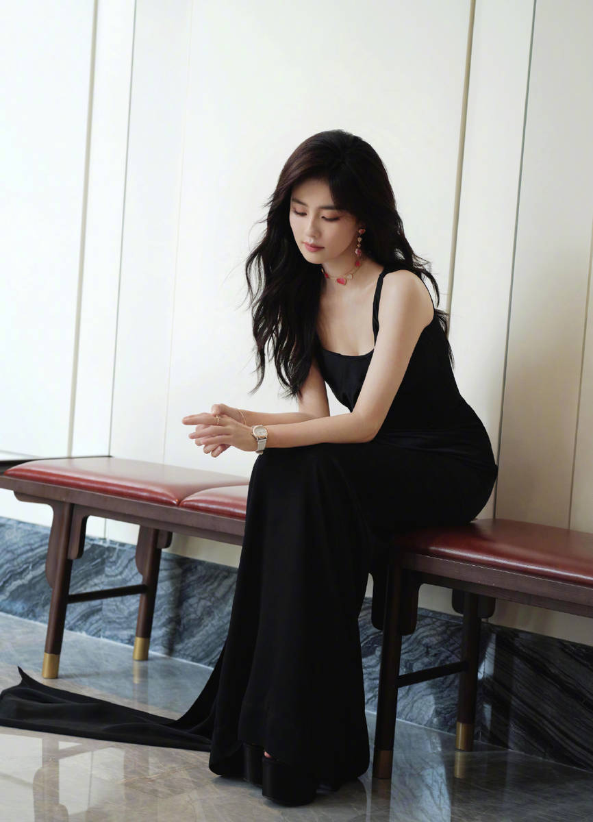 白鹿穿黑裙露事业线性感撩人 配红色饰品增添明亮