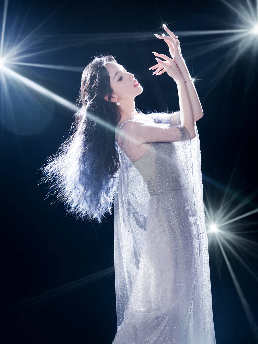 陈都灵穿亮片纱裙温柔端庄 发丝飘逸仙气十足