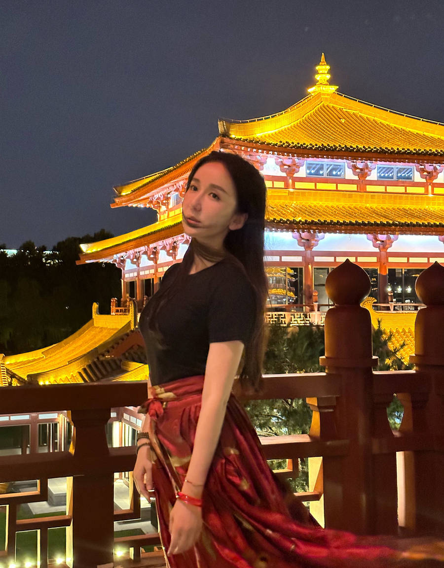 娄艺潇晒西安夜景随拍 穿马面裙秀发飘逸优雅温柔