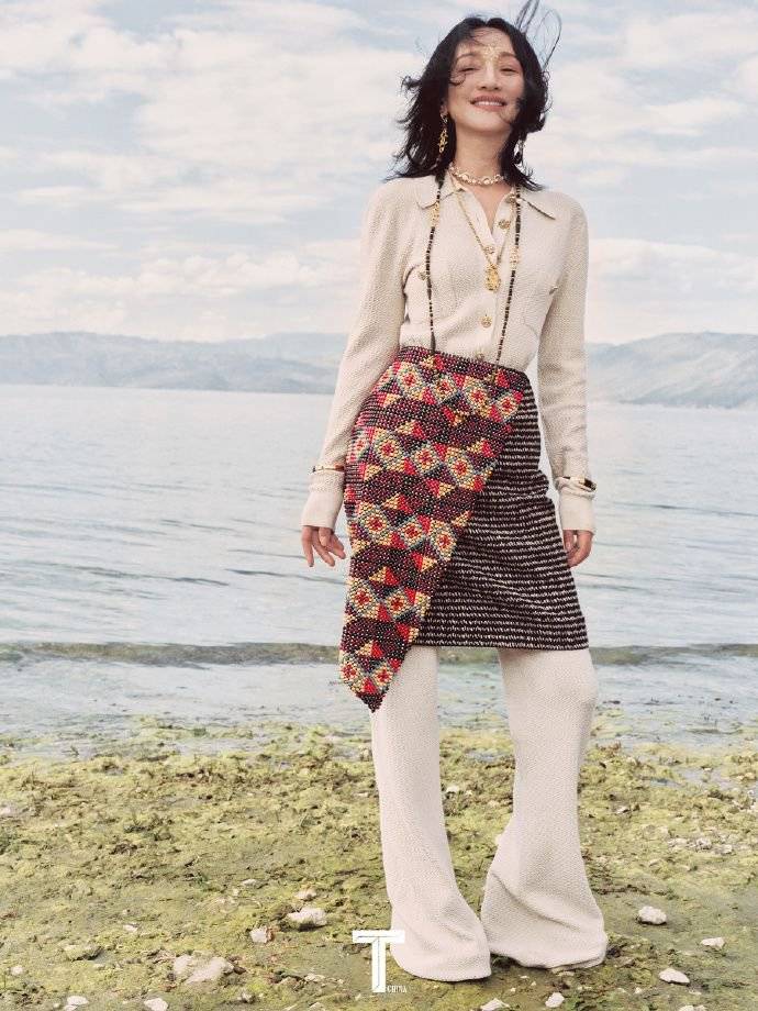 周迅洱海微风大片释出 乘小摩托古城兜风舒适惬意