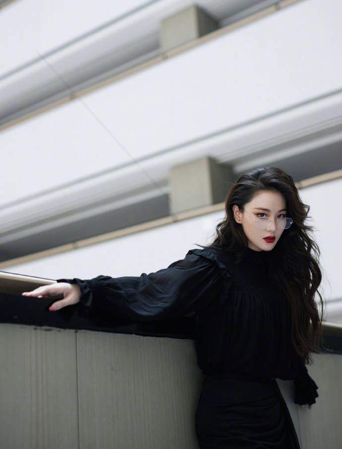 张馨予红唇大波浪复古感十足 戴无框眼镜又美又欲