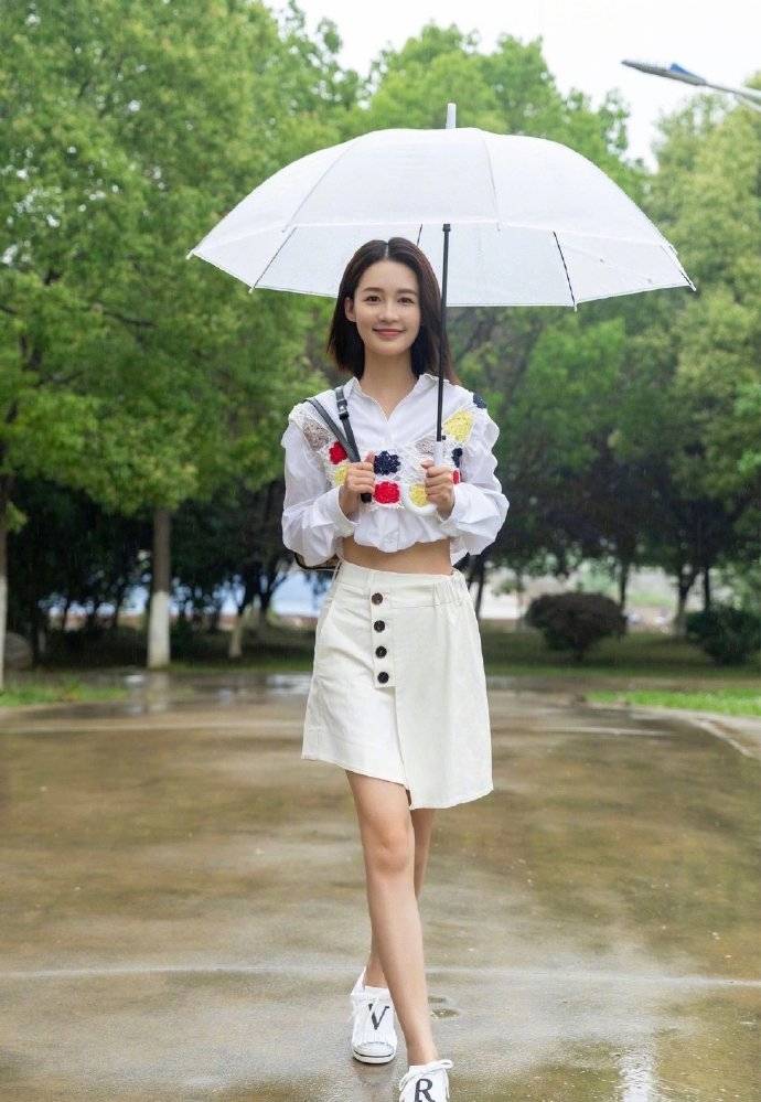 李沁清新街拍照释出 穿露腰衬衫迷你裙活力满分