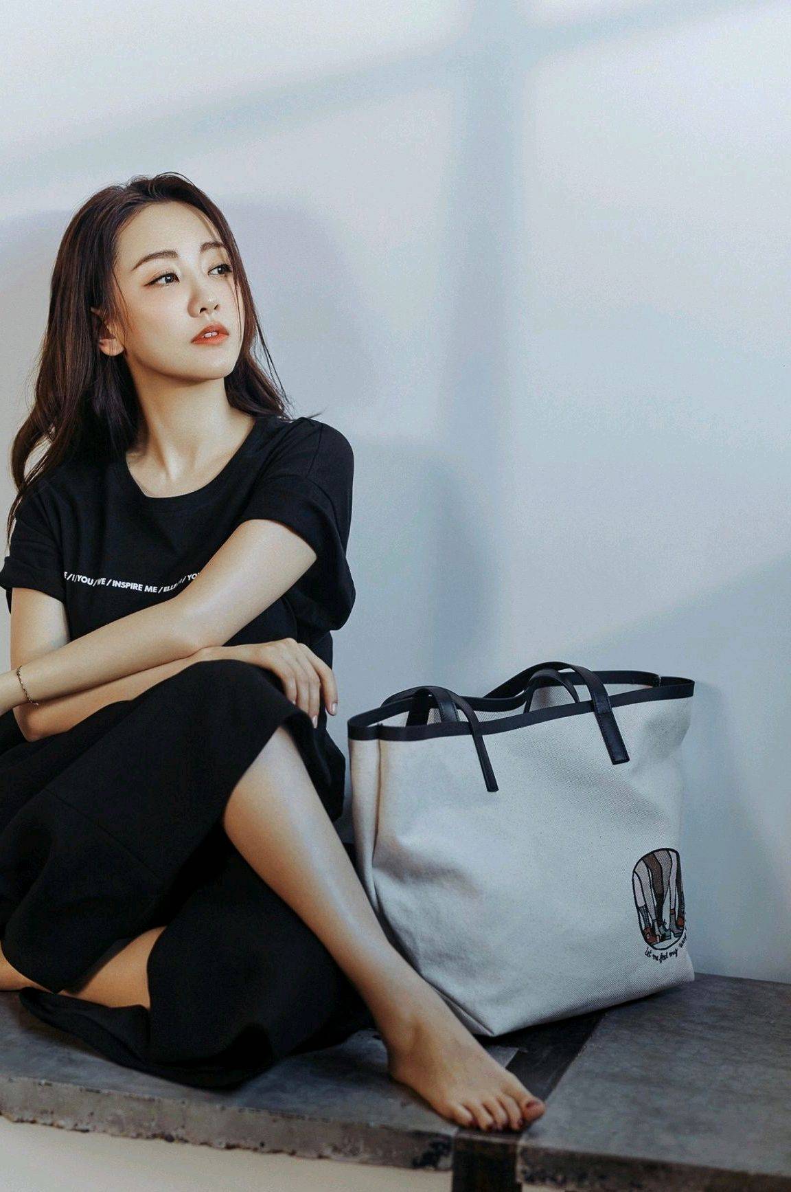 原创39岁的杨蓉风采依旧,身穿黑色t恤配黑色半身裙,依然少女感十足