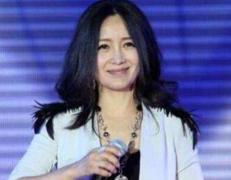她连续五次登上春晚，为爱付出全部，今52岁仍单