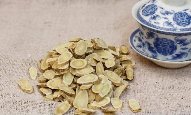 什么人不能吃黄芪泡水喝 4c7267e5bcdc48df8257450bc6eb25fa.jpeg