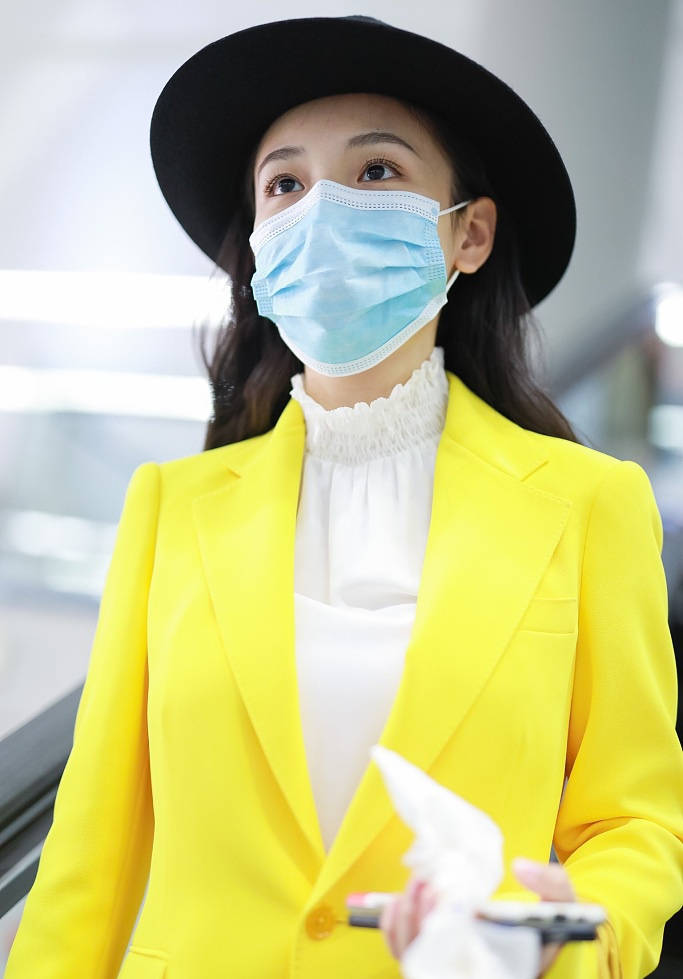 吴倩穿黄色西装超亮眼 拎帆布包走机场清纯又甜美