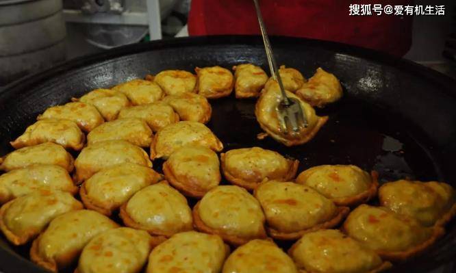 贵州毕节的特色小吃"威宁小粑粑",馅料十足,香味诱人,你