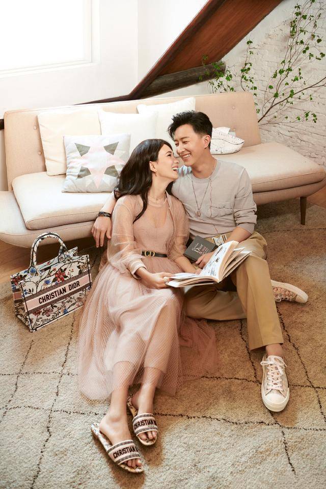 女生女人味十足短发也挡不住卢靖姗的美！巨型耳饰+露脐装走机场