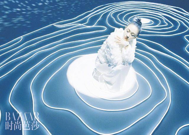 周迅气质冷艳五官立体周迅无愧＂周公子＂称号！45岁拍硬照slay全场