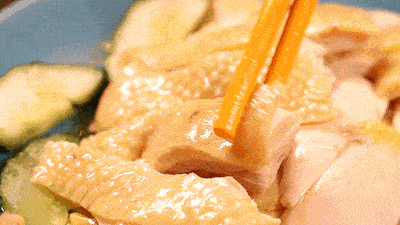 带着韧劲的鸡肉透露出甘甜与扎实的口感,简而至美,回味无穷~ 加入多种