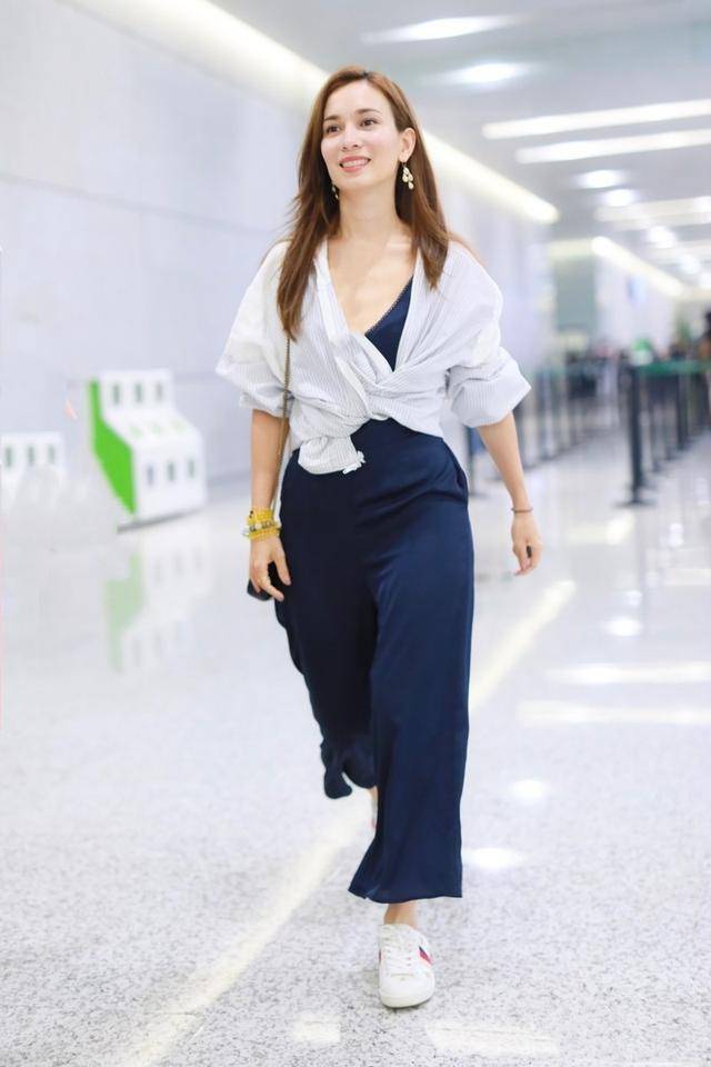 女生女人味十足短发也挡不住卢靖姗的美！巨型耳饰+露脐装走机场