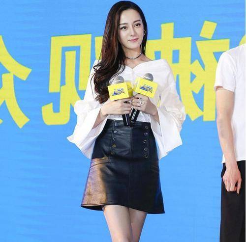 方式A字皮裙来搭配，多种方式营造高级女人味皮裙怎样穿出高级感