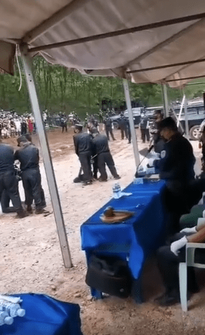 缅甸佤邦3中国男子杀死老板,抢劫金店,被处刀决!