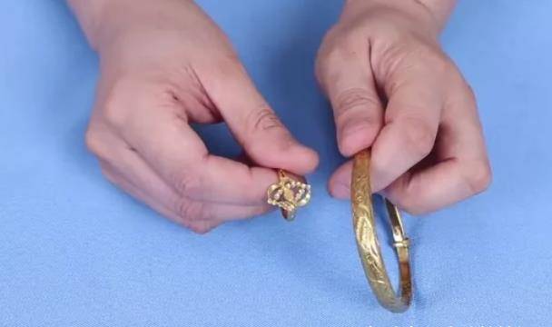 黄金戒指戴在哪个手上最好 bc8c9f3b289841539ab75ab02d0b91fd.jpeg