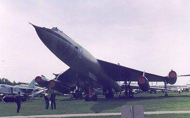 冷战中诞生的m50超音速轰炸机,与图22同年首飞,却早早