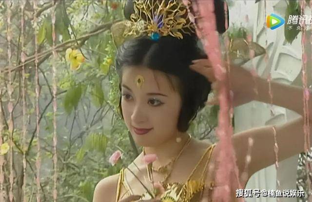 当时金巧巧扮演的孔雀公主,服装华丽,妆容贵气,尤其是那一段优美的
