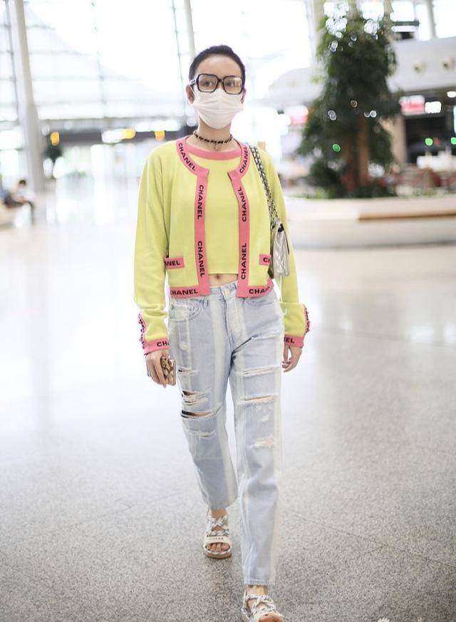 香奈儿时髦依旧！王鸥穿一身香赶飞机却显土气周迅穿4万7香奈儿干农活